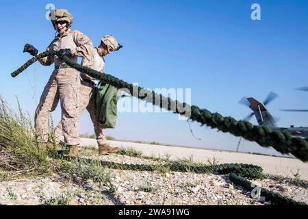 US-Streitkräfte. HAIFA (12. März 2018) United States Marine 1st Lieutenant David M. Delong, links, ein Zugkommandant, der dem Tactical Recovery of Aircraft Personals (TRAP) Team, 26th Marine Expeditionary Unit (MEU), zugeteilt ist, zieht ein Kabel für Live-Schnellseiltraining, Haifa, Israel, 12. März 2018. Iwo Jima und die 26. MEU führen Marineoperationen im Einsatzgebiet der 6. US-Flotte durch. (U.S. Marine Corps Foto von Lance CPL. Tojyea G. Matally/veröffentlicht) Stockfoto