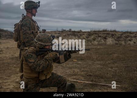 US-Streitkräfte. 180314NZ408-0179 CAPU MIDIA TRAINING AREA, Rumänien (14. März 2018) Marines mit Fox Company, Battalion Landing Team, 2. Bataillon, 6. Marineregiment, 26. Marine Expeditionstruppe setzen Ziele während der Übung Spring Storm 2018 in Capu Midia Training Area, Rumänien, 14. März. Spring Storm ist ein rumänischer Anführer im Schwarzen Meer, um die amphibischen Operationen und die Interoperabilität zwischen rumänischen und US-amerikanischen Marinestreitkräften zu verbessern. (U.S. Marine Corps Foto von CPL. Austin Livingston/veröffentlicht) Stockfoto