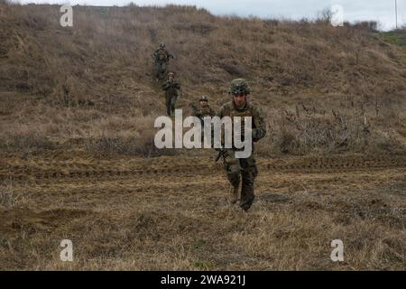 US-Streitkräfte. 180314NZ408-0086 CAPU MIDIA TRAINING AREA, Rumänien (14. März 2018) Marines mit Fox Company, Battalion Landing Team, 2. Bataillon, 6. Marine Regiment, 26. Marine Expeditionary Unit, steigen während der Übung Spring Storm 2018 im Capu Midia Training Area, Rumänien, am 14. März zu ihren Zielpunkten vor. Spring Storm ist ein rumänischer Anführer im Schwarzen Meer, um die amphibischen Operationen und die Interoperabilität zwischen rumänischen und US-amerikanischen Marinestreitkräften zu verbessern. (U.S. Marine Corps Foto von CPL. Austin Livingston/veröffentlicht) Stockfoto