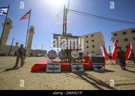 US-Streitkräfte. NATIONAL TRAINING CENTER, ISRAEL (14. März 2018) U.S. Marine Lt. Colonel Marcus Mainz, Befehlshaber des Bataillon Landing Team 2/6, 26th Marine Expeditionary Unit (MEU), hält während der Abschlusszeremonie der Übung Juniper Cobra 2018 am 14. März 2018 im Nationalen Trainingszentrum in Israel. Juniper Cobra ist eine computergestützte Übung, die durch Computersimulationen durchgeführt wird und sich auf die Verbesserung der kombinierten Raketenabwehrkapazitäten und der Interoperabilität zwischen dem US-amerikanischen European Command und der israelischen Verteidigungsstreitkräfte konzentriert. (Foto des U.S. Marine Corps von CPL. Jon Sosn Stockfoto