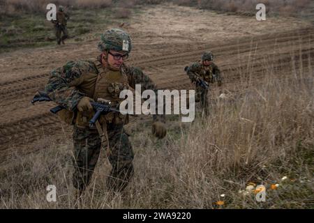 US-Streitkräfte. 180314NZ408-0233 CAPU MIDIA TRAINING AREA, Rumänien (14. März 2018) Marines mit Fox Company, Battalion Landing Team, 2. Bataillon, 6. Marine Regiment, 26. Marine Expeditionary Unit, während der Übung Spring Storm 2018 in Rumänien, am 14. März, zu ihren Zielpunkten vorrücken. Spring Storm ist ein rumänischer Anführer im Schwarzen Meer, um die amphibischen Operationen und die Interoperabilität zwischen rumänischen und US-amerikanischen Marinestreitkräften zu verbessern. (U.S. Marine Corps Foto von CPL. Austin Livingston/veröffentlicht) Stockfoto