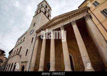 Popolo Turm und Kirche Santa Maria sopra Minerva - Assisi - Italien Stockfoto