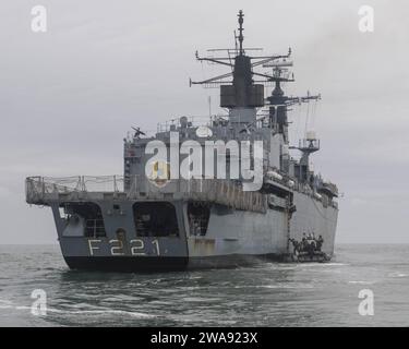 US-Streitkräfte. 180314TJ319-0090 BLACK SEA (14. März 2018) Marines, die der 26. Marineexpeditionseinheit der Maritimen RAID Force zugewiesen sind, gehen an Bord der rumänischen Marinefregatte Regele Ferdinand (F-221) während eines Besuchs, an Bord, Durchsuchung und Beschlagnahme mit dem Docklandeschiff der Harpers Ferry-Klasse USS Oak Hill (LSD 51), 14. März 2018, während der Übung Spring Storm 2018. Spring Storm ist eine von Rumänien geführte Übung im Schwarzen Meer, um die amphibischen Operationen und die Interoperabilität zwischen rumänischen und US-amerikanischen Marinestreitkräften zu verbessern. Oak Hill, der in Virginia Beach, Virginia, stationiert ist, leitet Marineoperationen Stockfoto