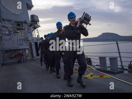 US-Streitkräfte. 180317KA046-0195 MARINEUNTERSTÜTZUNGSAKTIVITÄT SOUDA BAY, Griechenland (17. März 2018) – Seeleute tragen einen Jackstab an Bord des Lenkraketenzerstörers USS Carney (DDG 64) der Arleigh-Burke-Klasse, als das Schiff am 17. März 2018 bei der Marineunterstützungsaktivität Souda Bay, Griechenland, eintrifft. Carney, nach Rota, Spanien, stationiert, befindet sich auf seiner vierten Patrouille im Gebiet der 6. US-Flotte, um regionale Verbündete und Partner sowie nationale Sicherheitsinteressen der USA in Europa und Afrika zu unterstützen. (Foto der US Navy von Mass Communication Specialist 2nd Class James R. Turner/veröffentlicht) Stockfoto