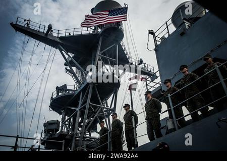 US-Streitkräfte. 180320NZ408-0090 BATUMI, Georgia (20. März 2018) Marines der 26th Marine Expeditionary Unit (MEU) und Seeleute der Amphibious Squadron 4, die die Schienen an Bord des Dock-Landungsschiffes der Harpers Ferry-Klasse USS Oak Hill (LSD 51) bei der Abfahrt Batumi, Georgia, am 20. März 2018 bemannen. Oak Hill, Heimat in Virginia Beach, Virginia, und die 26. MEU führen Marineoperationen im Einsatzgebiet der 6. US-Flotte durch. (U.S. Marine Corps Foto von CPL. Austin Livingston/veröffentlicht) Stockfoto