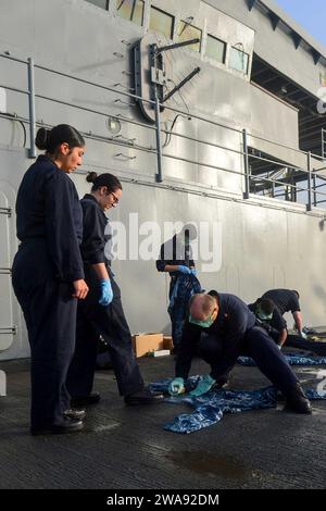 US-Streitkräfte. 180323QR145-102 MITTELMEER (23. März 2018) Senior Chief Hospital Corpsman Mark Delay, Right, demonstriert Seeleuten, wie man Insektizide auf Uniformen auf dem Kommandoschiff der Blue Ridge-Klasse USS Mount Whitney (LCC 20) am 23. März 2018 sprüht. Mount Whitney, der nach Gaeta (Italien) eingesetzt wurde, operiert mit einer kombinierten Besatzung von Seeleuten der US Navy und Sealift Command-Zivilschiffen. (Foto der U.S. Navy von Mass Communication Specialist 3rd Class Krystina Coffey/veröffentlicht) Stockfoto