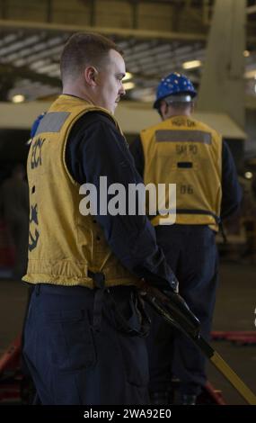 US-Streitkräfte. 180324AH771-0032 MITTELMEER (24. März 2018) Seaman James Rossik aus Ansonia, Connecticut, verschiebt eine Palette in der Hangar-Bucht des amphibischen Angriffsschiffs USS Iwo Jima (LHD 7) der Wasp-Klasse während eines Auffüllens auf See am 24. März 2018. Iwo Jima, Homeportiert in Mayport, Florida, führt Marineoperationen im Einsatzgebiet der 6. US-Flotte durch. (Foto der U.S. Navy von Mass Communication Specialist 3rd Class Daniel C. Coxwest/veröffentlicht) Stockfoto