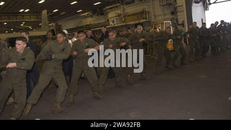 US-Streitkräfte. 180324NJ910-0196 MITTELMEER (24. März 2018) Marines, die der 26. Marine Expeditionary Unit zugeteilt sind, heben eine Linie in der Hangarbucht des amphibischen Angriffsschiffs USS Iwo Jima (LHD 7) der Wasp-Klasse während eines Auffüllens auf See am 24. März 2018. Iwo Jima, Homeportiert in Mayport, Florida, führt Marineoperationen im Einsatzgebiet der 6. US-Flotte durch. (Foto der US Navy von Seaman Dary M. Patten, Spezialist für Massenkommunikation) Stockfoto