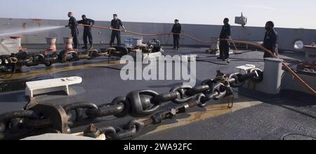 US-Streitkräfte. 180324GR168-0219 MITTELMEER (24. März 2018) Seeleute waschen die Fo’c’sle des Amphibientransportschiffs USS New York (LPD 21) am 24. März 2018. New York, Homeportiert in Mayport, Florida, führt Marineoperationen im Einsatzgebiet der 6. US-Flotte durch. (Foto der US Navy von Mass Communication Specialist 2nd Class Lyle Wilkie/veröffentlicht) Stockfoto