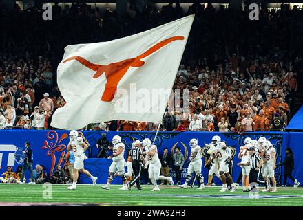 1. Januar 2024 New Orleans LA USA Texas Flag fliegt nach einem Langhornerfolg während des NCAA Allstate Sugar Bowl Semifinal zwischen Washington Huskies und den Texas Longhorns. Washington schlug Texas 37-31 im Caesars Superdome New Orleans, LA Thurman James/CSM Stockfoto