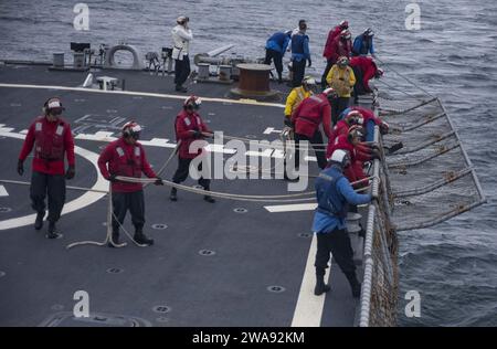 US-Streitkräfte. 180326RG482-554 ATLANTISCHER OZEAN (26. März 2018) Seeleute an Bord der Arleigh-Burke-Klasse USS Ross (DDG 71) bereiten das Flugdeck für den Hubschraubereinsatz vor, da das Schiff am Flag Officer Sea Training am 26. März 2018 teilnimmt. Ross, der nach Rota in Spanien entsandt wurde, ist auf seiner sechsten Patrouille im US-Gebiet der 6. Flotte, um regionale Verbündete und Partner sowie nationale Sicherheitsinteressen der USA in Europa zu unterstützen. (Foto der US Navy von Mass Communication Specialist 1st Class Kyle Steckler/veröffentlicht) Stockfoto