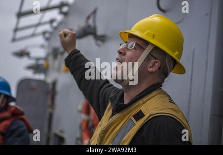 US-Streitkräfte. 180326KA046-0080 MITTELMEER (26. März 2018) Boatswain's Mate 3rd Class Jason Reese fungiert als Kleinoffizier an Bord des Arleigh-Burke-Klasse-Raketenzerstörers USS Carney (DDG 64), während er am 26. März 2018 starre Schlauchboote im Mittelmeer durchführt. Carney, nach Rota, Spanien, stationiert, befindet sich auf seiner vierten Patrouille im Gebiet der 6. US-Flotte, um regionale Verbündete und Partner sowie nationale Sicherheitsinteressen der USA in Europa und Afrika zu unterstützen. (Foto der US Navy von Mass Communication Specialist 2nd Class James R. Tu Stockfoto