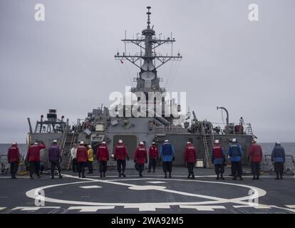 US-Streitkräfte. 180326RG482-529 ATLANTISCHER OZEAN (26. März 2018) Seeleute an Bord der Arleigh-Burke-Klasse USS Ross (DDG 71) führen eine Untersuchung von Fremdkörpern und Trümmern vor dem Hubschraubereinsatz durch, während das Schiff am Flag Officer Sea Training am 26. März 2018 teilnimmt. Ross, der nach Rota in Spanien entsandt wurde, ist auf seiner sechsten Patrouille im US-Gebiet der 6. Flotte, um regionale Verbündete und Partner sowie nationale Sicherheitsinteressen der USA in Europa zu unterstützen. (Foto der US Navy von Mass Communication Specialist 1st Class Kyle Steckler/veröffentlicht) Stockfoto