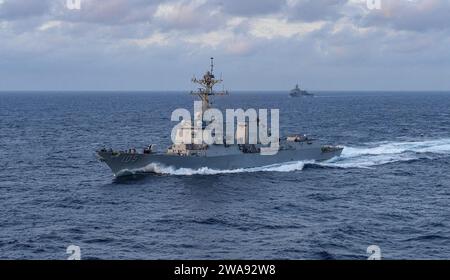 US-Streitkräfte. 180329NM806-0019 PHILIPPINISCHE SEE (29. März 2018) der Arleigh-Burke-Klasse-Raketenzerstörer USS Dewey (DDG 105) ist in der Philippinischen See unterwegs. (Foto der U.S. Navy von Mass Communication Specialist 3rd Class King/veröffentlicht) Stockfoto