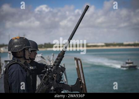 US-Streitkräfte. 180402JI086-155 MARINESTÜTZPUNKT ROTA, Spanien (2. April 2018) Fire Controlman 2nd Class Casey Ross, links, und Fire Controlman 2nd Class Jesus Rivera stehen ein kleines Action-Team, das an Bord des Arleigh-Burke-Klasse-Raketenzerstörers USS Porter (DDG 78) beobachtet, während das Schiff am 2. April 2018 von der Marinestation Rota, Spanien, seine fünfte vorwärtsgerichtete Patrouille beginnt. Porter, der nach Rota, Spanien eingesetzt wurde, ist auf seiner fünften Patrouille im US-Gebiet der 6. Flotte, um regionale Verbündete und Partner sowie nationale Sicherheitsinteressen der USA in Europa zu unterstützen. (US Navy ph Stockfoto