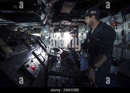 US-Streitkräfte. 180404KP946-004 MITTELMEER (4. April 2018) Boatswain's Mate 2nd Class Shadi Azhari aus Forney, Texas, bemannt das Ruder an Bord des Arleigh-Burke-Klasse-Raketenzerstörers USS Donald Cook (DDG 75) am 4. April 2018. Donald Cook, der nach Rota in Spanien entsandt wurde, ist auf seiner siebten Patrouille im Gebiet der 6. US-Flotte, um regionale Verbündete und Partner sowie nationale Sicherheitsinteressen der USA in Europa und Afrika zu unterstützen. (Foto der U.S. Navy von Mass Communication Specialist 2nd Class Alyssa Weeks/veröffentlicht) Stockfoto