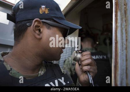 US-Streitkräfte. 180406KP946-038 LARNACA, Zypern (6. April 2018) Fire Controlman 2nd Class Dominique Hornsby aus Puyallup, Washington, spricht über die Beschallungsanlage an Bord des Arleigh-Burke-Klasse-Raketenzerstörers USS Donald Cook (DDG 75), 6. April 2018. Donald Cook, der nach Rota in Spanien entsandt wurde, ist auf seiner siebten Patrouille im Gebiet der 6. US-Flotte, um regionale Verbündete und Partner sowie nationale Sicherheitsinteressen der USA in Europa und Afrika zu unterstützen. (Foto der U.S. Navy von Mass Communication Specialist 2nd Class Alyssa Weeks / veröffentlicht) Stockfoto