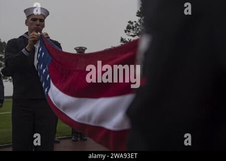 US-Streitkräfte. 180408JI086-293 SAINT LAURENT SUR MER, Frankreich (8. April 2018) Zach Haley, dem Arleigh Burke-Klasse-Raketenzerstörer USS Porter (DDG 78) zugeordnet, faltet die amerikanische Flagge während einer Zeremonie am 8. April 2018 auf dem amerikanischen Friedhof und Memorial der Normandie. Porter, der nach Rota in Spanien eingesetzt wurde, ist auf seiner fünften Patrouille im US-Gebiet der 6. Flotte, um die nationalen Sicherheitsinteressen der USA in Europa zu unterstützen. (Foto der U.S. Navy von Mass Communication Specialist 3rd Class Ford Williams/veröffentlicht) Stockfoto