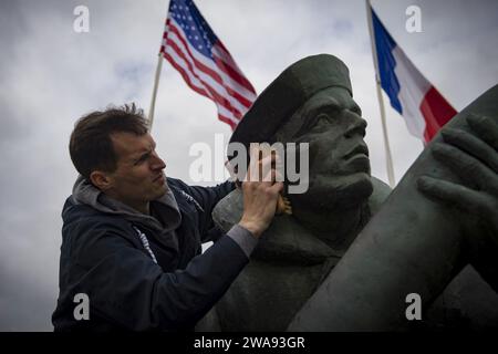 US-Streitkräfte. 180410JI086-071 SAINTE-MARIE-DU-MONT, Frankreich (10. April 2018) der Elektroniker 1. Klasse Jacob Smelser, der dem Arleigh-Burke-Klasse-Raketenzerstörer USS Porter (DDG 78) zugeteilt wurde, reinigt ein Denkmal im Utah Beach D-Day Museum während eines Hafenbesuchs in Cherbourg, Frankreich, 10. April 2018. Porter, der nach Rota in Spanien eingesetzt wurde, ist auf seiner fünften Patrouille im US-Gebiet der 6. Flotte, um die nationalen Sicherheitsinteressen der USA in Europa zu unterstützen. (Foto der U.S. Navy von Mass Communication Specialist 3rd Class Ford Williams/veröffentlicht) Stockfoto