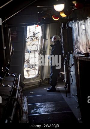 US-Streitkräfte. 180408RG482-379 PLYMOUTH, England (8. April 2018) Hospital Corpsman 1st Class Jasonlee Ordonez steht an Bord des Arleigh Burke-Klasse-Raketenzerstörers USS Ross (DDG 71), als die Schiffe am 8. April 2018 aus Plymouth, England, abfahren. Ross, der nach Rota in Spanien entsandt wurde, ist auf seiner sechsten Patrouille im US-Gebiet der 6. Flotte, um regionale Verbündete und Partner sowie nationale Sicherheitsinteressen der USA in Europa zu unterstützen. (Foto der US Navy von Mass Communication Specialist 1st Class Kyle Steckler/veröffentlicht) Stockfoto