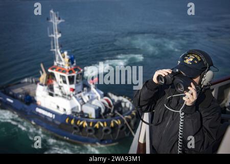 US-Streitkräfte. 180411JI086-072 CHERBOURG, Frankreich (11. April 2018) Seaman Recruit Hannah Guimond, der dem Arleigh-Burke-Klasse-Raketenzerstörer USS Porter (DDG 78) zugeteilt wurde, steht auf der Brücke, als das Schiff am 11. April 2018 Cherbourg, Frankreich, verlässt. Porter, der nach Rota in Spanien eingesetzt wurde, ist auf seiner fünften Patrouille im US-Gebiet der 6. Flotte, um die nationalen Sicherheitsinteressen der USA in Europa zu unterstützen. (Foto der U.S. Navy von Mass Communication Specialist 3rd Class Ford Williams/veröffentlicht) Stockfoto