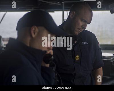 US-Streitkräfte. 180410RG482-549 ATLANTISCHER OZEAN (10. April 2018) Flaggenoffizier Sea Training (FOST) Inspector Royal Navy Chief Petty Officer Michael Henderson, rechts, beobachtet Vorbereitungen für eine Schießerei an Bord des Arleigh-Burke-Klasse-Raketenzerstörers USS Ross (DDG 71) zur Unterstützung des FOST am 10. April 2018. Ross, der nach Rota in Spanien entsandt wurde, ist auf seiner sechsten Patrouille im US-Gebiet der 6. Flotte, um regionale Verbündete und Partner sowie nationale Sicherheitsinteressen der USA in Europa zu unterstützen. (Foto der US Navy von Mass Communication Specialist 1st Class Kyle Steckler/veröffentlicht) Stockfoto