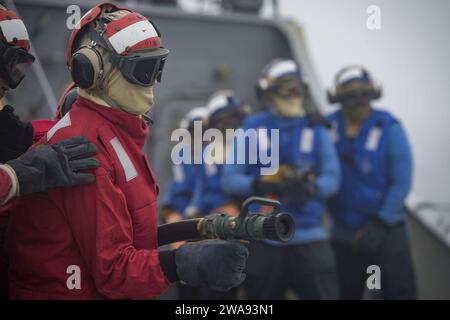 US-Streitkräfte. 180412JI086-110 ATLANTISCHER OZEAN (12. April 2018) Seeleute, die dem Arleigh-Burke-Klasse-Raketenzerstörer USS Porter (DDG 78) zugeordnet sind, nehmen an einer Feuerwehrübung am Flugdeck am 12. April 2018 Teil. Porter, der nach Rota in Spanien eingesetzt wurde, ist auf seiner fünften Patrouille im US-Gebiet der 6. Flotte, um die nationalen Sicherheitsinteressen der USA in Europa zu unterstützen. (Foto der U.S. Navy von Mass Communication Specialist 3rd Class Ford Williams/veröffentlicht) Stockfoto