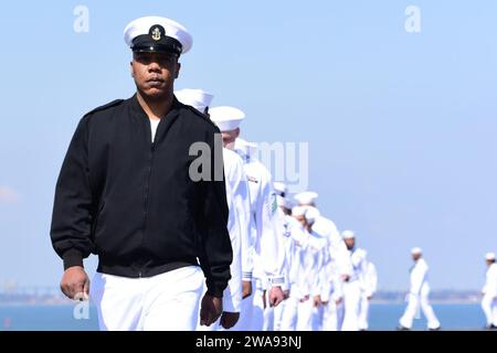 US-Streitkräfte. 180411ZH683-338 NORFOLK (11. April 2018) Seeleute besetzen die Schienen an Bord des Flugzeugträgers USS Harry S. Harry S. Truman (CVN 75). Harry S. Truman ist im Einsatz als Flaggschiff der Harry S. Truman Carrier Strike Group, zu der auch gehören: der Lenkraketenkreuzer USS Normandie (CG 60) und die Lenkraketenzerstörer USS Arleigh Burke (DDG 51), USS Bulkeley (DDG 84), USS Farragut (DDG 99), USS Forrest Sherman (DDG 98), USS The Sullivans (DDG 68) und USS Winston S. Churchill (DDG 81) für einen geplanten Einsatz. (U.S. Navy Foto von Ma Stockfoto