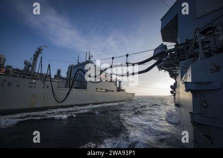 US-Streitkräfte. 180411JI086-322 ATLANTISCHER OZEAN (11. April 2018) das Trockenfracht- und Munitionsschiff USNS Williams McLean (T-AKE 12) segelt an der Seite des Arleigh-Burke-Klasse-Raketenzerstörers USS Porter (DDG 78) während eines Wiederauffüllens auf See am 11. April 2018. Porter, der nach Rota in Spanien eingesetzt wurde, ist auf seiner fünften Patrouille im US-Gebiet der 6. Flotte, um die nationalen Sicherheitsinteressen der USA in Europa zu unterstützen. (Foto der U.S. Navy von Mass Communication Specialist 3rd Class Ford Williams/veröffentlicht) Stockfoto