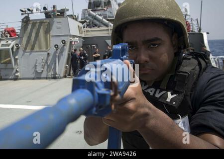 US-Streitkräfte. 180419KP946-068 US-2018 Fire Controlman 2nd Class Dominique Hornsby aus Puyallup, Washington, nimmt an einer Anti-Terror-Kampfübung mit dem Arleigh-Burke-Klasse-Raketenzerstörer USS Donald Cook (DDG 75) Teil. Donald Cook wird im Einsatzgebiet der 5. US-Flotte eingesetzt, um die Seeverkehrssicherheit zu unterstützen, um Verbündete und Partner zu beruhigen und die Freiheit der Schifffahrt und des freien Handels in der Region zu wahren. (Foto der U.S. Navy von Mass Communication Specialist 2nd Class Alyssa Weeks/veröffentlicht) Stockfoto