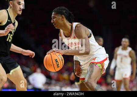 College Park, MD, USA. Januar 2024. Julian Reese (10) fährt während des NCAA-Basketballspiels zwischen den Purdue Boilermakers und den Maryland Terrapins im Xfinity Center in College Park, MD, zum Korb. Reggie Hildred/CSM/Alamy Live News Stockfoto