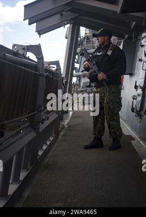 US-Streitkräfte. 180420RG482-080 FASLANE, Schottland (20. April 2018) Gunner's Mate Seaman Apprentice Carlos Olivares steht am 20. April 2018 in Faslane, Schottland, an Bord des Arleigh Burke-Klasse-Raketenzerstörers USS Ross (DDG 71). Ross, der nach Rota in Spanien entsandt wurde, ist auf seiner sechsten Patrouille im Gebiet der 6. US-Flotte, um regionale Verbündete und Partner sowie nationale Sicherheitsinteressen der USA in Europa und Afrika zu unterstützen. (Foto der US Navy von Mass Communication Specialist 1st Class Kyle Steckler/veröffentlicht) Stockfoto