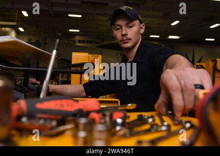 US-Streitkräfte. 180421UU859-069 ATLANTISCHER OZEAN (21. April 2018) Airman Zakery Shrewsbury führt Wartungsarbeiten an einem Gabelstapler in der Hangar-Bucht an Bord der USS Harry S. Truman (CVN 75) durch. Truman wird derzeit im Rahmen einer laufenden Rotation der US-Streitkräfte eingesetzt, die maritime Sicherheitseinsätze in internationalen Gewässern rund um den Globus unterstützen. (Foto der U.S. Navy von Mass Communication Specialist 3rd Class Jordan Twiss/veröffentlicht) Stockfoto