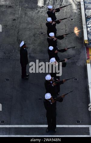 US-Streitkräfte. 180423ZH683-255 ATLANTISCHER OZEAN (23. April 2018) Seefahrer halten bei einem Begräbnis auf See auf einem Flugzeugaufzug an Bord der USS Harry S. Truman (CVN 75) einen Gußsalut. Truman wird derzeit im Rahmen einer laufenden Rotation der US-Streitkräfte eingesetzt, die maritime Sicherheitseinsätze in internationalen Gewässern rund um den Globus unterstützen. (Foto der US Navy von Mass Communication Specialist, 3. Klasse, Juan Sotolongo/veröffentlicht) Stockfoto