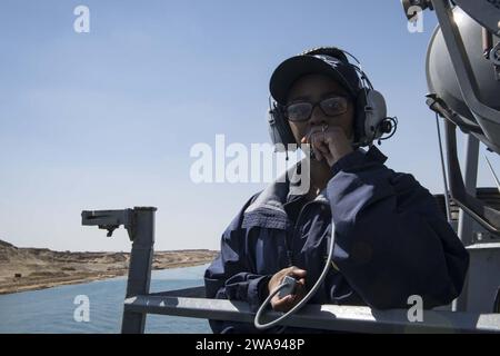 US-Streitkräfte. 180423KP946-0021 SUEZ CANAL (23. April 2018) Logistikspezialist der 3. Klasse Omani Welch aus San Antonio, Texas, steht am 23. April 2018 an Bord des Arleigh-Burke-Klasse-Raketenzerstörers USS Donald Cook (DDG 75). Donald Cook wird im Einsatzgebiet der 5. US-Flotte eingesetzt, um die Seeverkehrssicherheit zu unterstützen, um Verbündete und Partner zu beruhigen und die Freiheit der Schifffahrt und des freien Handels in der Region zu wahren. (Foto der U.S. Navy von Mass Communication Specialist 2nd Class Alyssa Weeks / veröffentlicht) Stockfoto