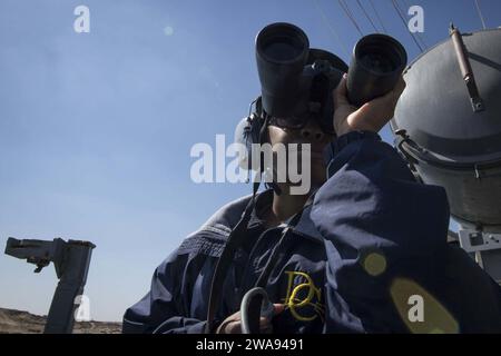 US-Streitkräfte. 180423KP946-0019 SUEZ CANAL (23. April 2018) Logistikspezialist 3rd Class Omani Welch aus San Antonio, Texas, blickt durch ein Fernglas an Bord des Arleigh-Burke-Klasse-Raketenzerstörers USS Donald Cook (DDG 75), 23. April 2018. Donald Cook wird im Einsatzgebiet der 5. US-Flotte eingesetzt, um die Seeverkehrssicherheit zu unterstützen, um Verbündete und Partner zu beruhigen und die Freiheit der Schifffahrt und des freien Handels in der Region zu wahren. (Foto der U.S. Navy von Mass Communication Specialist 2nd Class Alyssa Weeks / veröffentlicht) Stockfoto