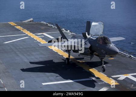 US-Streitkräfte. 180424HH269-0030 PAZIFISCHER OZEAN (24. April 2018) eine F-35B Lightning II, die dem Marine Fighter Attack Detatchment (VMFA) 211, 13th Marine Expeditionary Unit (13th MEU) zugeteilt wurde, landet an Bord des Amphibienschiffs USS Essex (LHD 2) der Wasp-Klasse während der ARG, MEU Excercise (ARGMEUEX), 24. April 2018, vor der Küste Kaliforniens. Die Essex Amphibious Ready Group (ARG) und die 13. MEU integriert, um die zweite große Übung ihrer Vorbereitungsschulung durchzuführen. ARGMEUEX bietet grundlegende und realistische Schiff-zu-Land-Schulungen, die die Integration von Navy-Marine C verbessern sollen Stockfoto