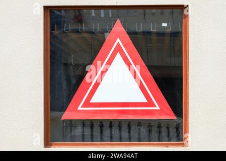 Ein rotes Dreieck-Verbotsschild am Fenster Stockfoto