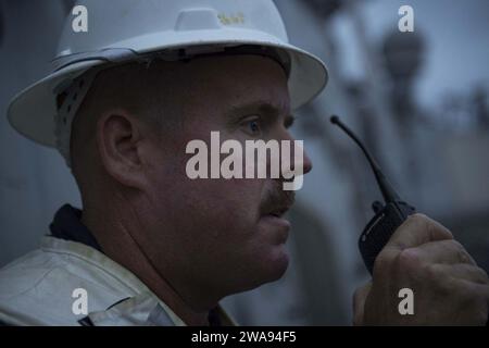 US-Streitkräfte. 180425KP946-0135 MITTELMEER (25. April 2018) Chief Boatswain's Mate Christopher Force aus Raleigh, North Carolina, spricht am 25. April 2018 über ein Handfunkgerät an Bord des Lenkraketenzerstörers USS Donald Cook (DDG 75). Donald Cook, der nach Rota in Spanien entsandt wurde, ist auf seiner siebten Patrouille im Gebiet der 6. US-Flotte, um regionale Verbündete und Partner sowie nationale Sicherheitsinteressen der USA in Europa und Afrika zu unterstützen. (Foto der U.S. Navy von Mass Communication Specialist 2nd Class Alyssa Weeks / veröffentlicht) Stockfoto