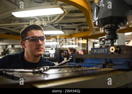 US-Streitkräfte. 180425NQ487-0011 ATLANTISCHER OZEAN (25. April 2018) der Maschinenreparaturmeister John Galatis nutzt eine Universalmühle, um Teile in einem Maschinenraum an Bord der USS Harry S. Truman (CVN 75) abzulegen. Truman wird derzeit im Rahmen einer laufenden Rotation der US-Streitkräfte eingesetzt, die maritime Sicherheitseinsätze in internationalen Gewässern rund um den Globus unterstützen. (Foto der US Navy von Mass Communication Specialist 3rd Class Kaysee Lohmann/veröffentlicht) Stockfoto