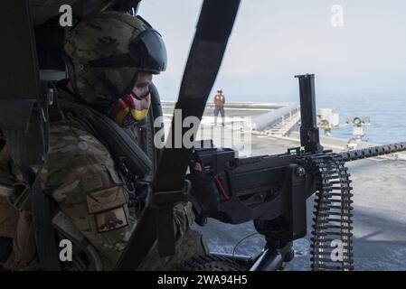 US-Streitkräfte. 180427EA818-0016 STRASSE VON GIBRALTAR (27. April 2018) Marineflugzeuge (Hubschrauber) 2. Klasse Jason Lachica, der den Drachenjägern der Helicopter Sea Combat Squadron (HSC) 11 zugeordnet ist, bereitet sich auf den Start in einem MH-60S Seahawk vom Flugdeck der USS Harry S. Truman (CVN 75) vor. Truman wird derzeit im Rahmen einer laufenden Rotation der US-Streitkräfte eingesetzt, die maritime Sicherheitseinsätze in internationalen Gewässern rund um den Globus unterstützen. (Foto der US Navy von Mass Communication Specialist 2nd Class Thomas Gooley/veröffentlicht) Stockfoto