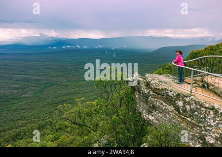 Eine Frau auf den Balkonen hält Ausschau nach dem Grampians-Nationalpark in Victoria, Australien. Stockfoto