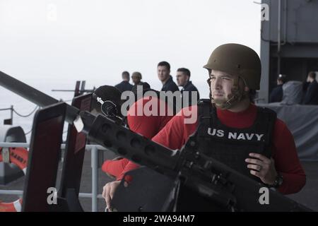 US-Streitkräfte. 180427ZH683-0038 STRAIT OF GIBRALTAR (27. April 2018) Luftfahrtorganisation Airman Jovani Garcia steht auf dem Fantail der USS Harry S. Truman (CVN 75). Truman wird derzeit im Rahmen einer laufenden Rotation der US-Streitkräfte eingesetzt, die maritime Sicherheitseinsätze in internationalen Gewässern rund um den Globus unterstützen. (Foto der US Navy von Mass Communication Specialist, 3. Klasse, Juan Sotolongo/veröffentlicht) Stockfoto