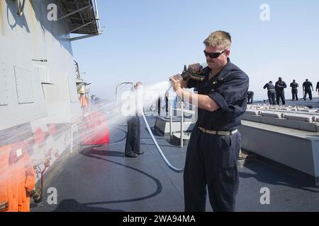 US-Streitkräfte. 180428KP946-0016 MITTELMEER (28. April 2018) der Chief Boatswain's Mate Christopher Force aus Raleigh, North Carolina, verwendet einen Schlauch während einer Süßwasserspülung an Bord des Lenkraketenzerstörers der Arleigh-Burke-Klasse USS Donald Cook (DDG 75) am 28. April 2018. Donald Cook, der nach Rota in Spanien entsandt wurde, ist auf seiner siebten Patrouille im Gebiet der 6. US-Flotte, um regionale Verbündete und Partner sowie nationale Sicherheitsinteressen der USA in Europa und Afrika zu unterstützen. (Foto der U.S. Navy von Mass Communication Specialist 2nd Class Alyssa Weeks / veröffentlicht) Stockfoto