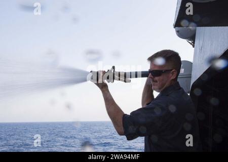 US-Streitkräfte. 180428KP946-0044 MITTELMEER (28. April 2018) der Chief Boatswain's Mate Christopher Force aus Raleigh, North Carolina, verwendet einen Schlauch während einer Süßwasserspülung an Bord des Lenkraketenzerstörers der Arleigh-Burke-Klasse USS Donald Cook (DDG 75) am 28. April 2018. Donald Cook, der nach Rota in Spanien entsandt wurde, ist auf seiner siebten Patrouille im Gebiet der 6. US-Flotte, um regionale Verbündete und Partner sowie nationale Sicherheitsinteressen der USA in Europa und Afrika zu unterstützen. (Foto der U.S. Navy von Mass Communication Specialist 2nd Class Alyssa Weeks / veröffentlicht) Stockfoto