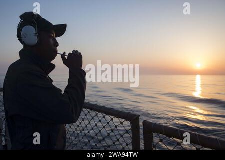 US-Streitkräfte. 180429KP946-0054 MITTELMEER (29. April 2018) Boatswain's Mate Seaman Apprentice Shaun Smith aus Bronx, New York, übt Rohrleitungen an Bord des Arleigh-Burke-Klasse-Raketenzerstörers USS Donald Cook (DDG 75) am 29. April 2018. Donald Cook, der nach Rota in Spanien entsandt wurde, ist auf seiner siebten Patrouille im Gebiet der 6. US-Flotte, um regionale Verbündete und Partner sowie nationale Sicherheitsinteressen der USA in Europa und Afrika zu unterstützen. (Foto der U.S. Navy von Mass Communication Specialist 2nd Class Alyssa Weeks / veröffentlicht) Stockfoto