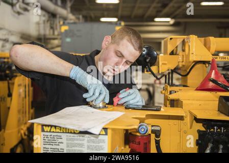 US-Streitkräfte. 180501DZ642-0046 MITTELMEER (1. Mai 2018) Luftfahrtorganisation Airman Dakota Silbaugh führt Wartungsarbeiten an einem Gabelstapler in der Hangar-Bucht an Bord der USS Harry S. Truman (CVN 75) durch. Truman wird derzeit im Rahmen einer laufenden Rotation der US-Streitkräfte eingesetzt, die maritime Sicherheitseinsätze in internationalen Gewässern rund um den Globus unterstützen. (Foto der US Navy von Mass Communication Specialist 2nd Class Bobby Siens/veröffentlicht) Stockfoto