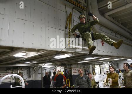 US-Streitkräfte. 180430ZU710-0096 MITTELMEER (30. April 2018) Hospitalman Preston Hobday qualifiziert sich in der Hangar-Bucht an Bord der USS Harry S. Truman (CVN 75) für grundlegende Seil- und Abseiltechniken. Truman wird derzeit im Rahmen einer laufenden Rotation der US-Streitkräfte eingesetzt, die maritime Sicherheitseinsätze in internationalen Gewässern rund um den Globus unterstützen. (Foto der U.S. Navy von Mass Communication Specialist 3rd Class Michael Chen/veröffentlicht) Stockfoto