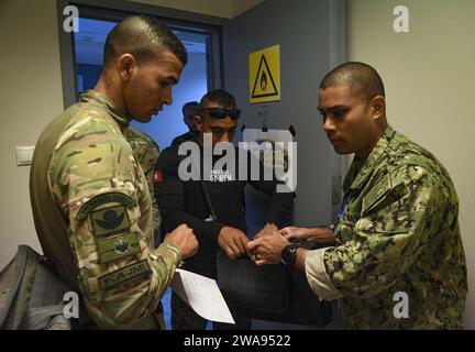 US-Streitkräfte. 180501UY653-034 SOUDA BAY, Griechenland (1. Mai 2018) Constructionman Al Yaseen, Right, ein US-Navy-Reservist, das dem Navy Operational Support Center Baltimore zugewiesen wurde, unterstützt mauretanische und algerische Seeleute bei einer Waffenausbildungsdemonstration während der Übung Phoenix Express 2018 in Souda Bay, Griechenland, 1. Mai 2018. Phoenix Express wird vom U.S. Africa Command gesponsert und von den U.S. Naval Forces Europe-Africa/U.S. 6th Fleet unterstützt und soll die regionale Zusammenarbeit verbessern, das Bewusstsein für den Informationsaustausch im maritimen Bereich erhöhen und den Betrieb verbessern Stockfoto