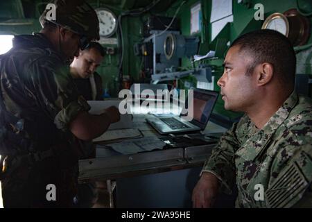 US-Streitkräfte. 180505UY653-127 MITTELMEER (5. Mai 2018) Baumechaniker Al Yaseen, Right, ein US Navy Reservist, das dem Navy Operational Support Center Baltimore zugewiesen ist, arbeitet als Übersetzer zwischen Seeleuten der U.S. Navy, der algerischen Marine und der tunesischen Marine während eines Besuchs. Training für Suche und Beschlagnahme an Bord der tunesischen Marine MNT Khaireddine während Übung Phoenix Express 2018. Phoenix Express wird vom U.S. Africa Command gesponsert und von den U.S. Naval Forces Europe-Africa/U.S. 6th Fleet unterstützt und soll die regionale Zusammenarbeit i verbessern Stockfoto